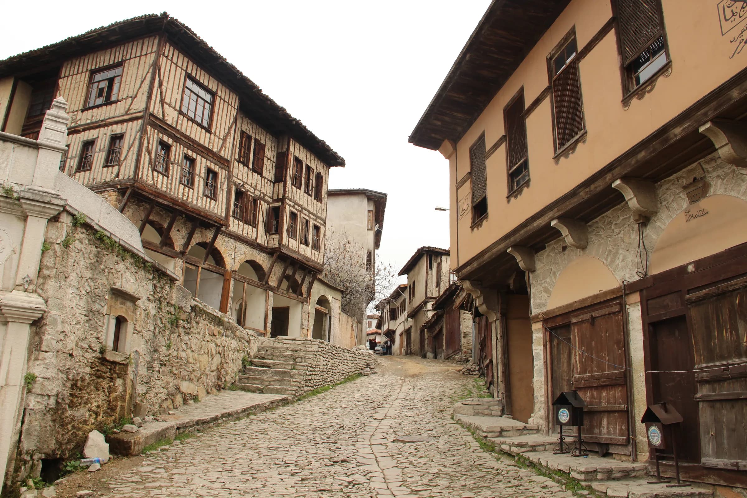 Safranbolu’da ahşap konaklar arasında taş döşeli sokak